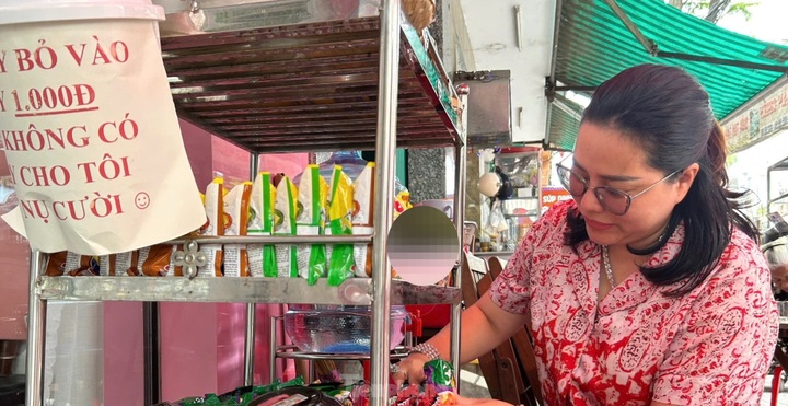 Danang noodle shop provides warm meals for the needy - 2 Danang noodle shop provides warm meals for the needy - 2