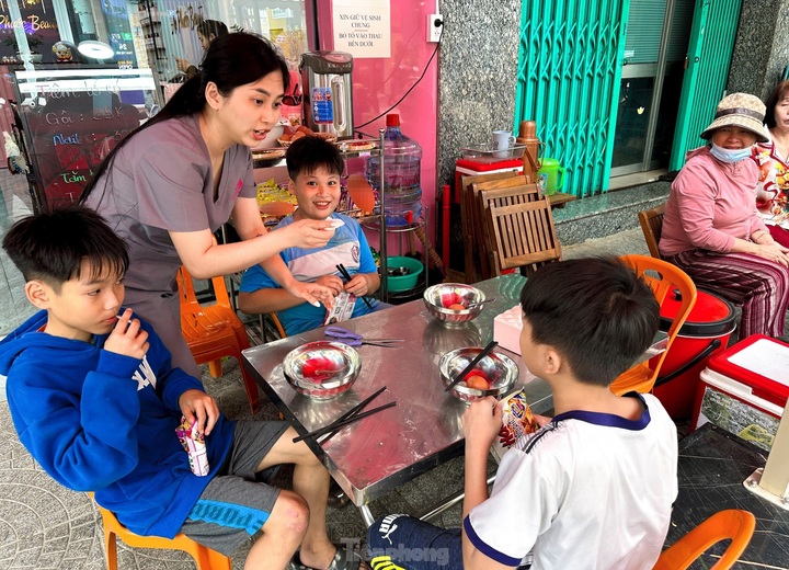 Danang noodle shop provides warm meals for the needy - 1 Danang noodle shop provides warm meals for the needy - 1