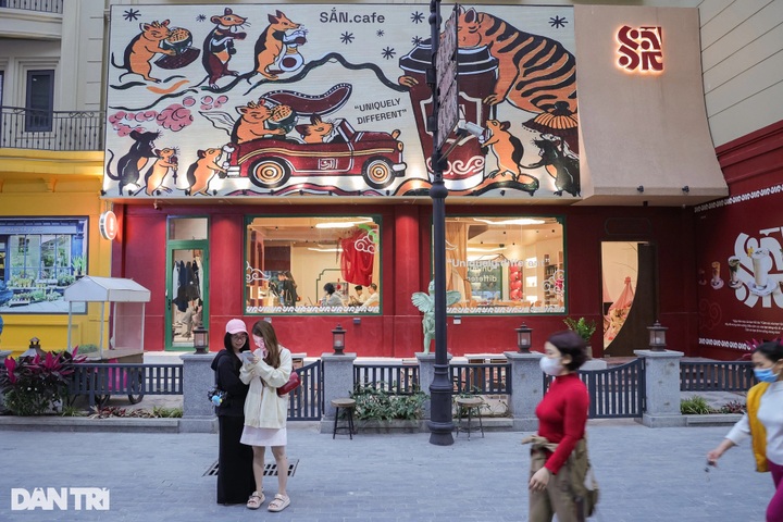 Hanoi café draws crowds with Dong Ho folk painting signage - 1 Hanoi café draws crowds with Dong Ho folk painting signage - 1