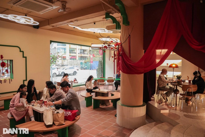 Hanoi café draws crowds with Dong Ho folk painting signage - 3 Hanoi café draws crowds with Dong Ho folk painting signage - 3