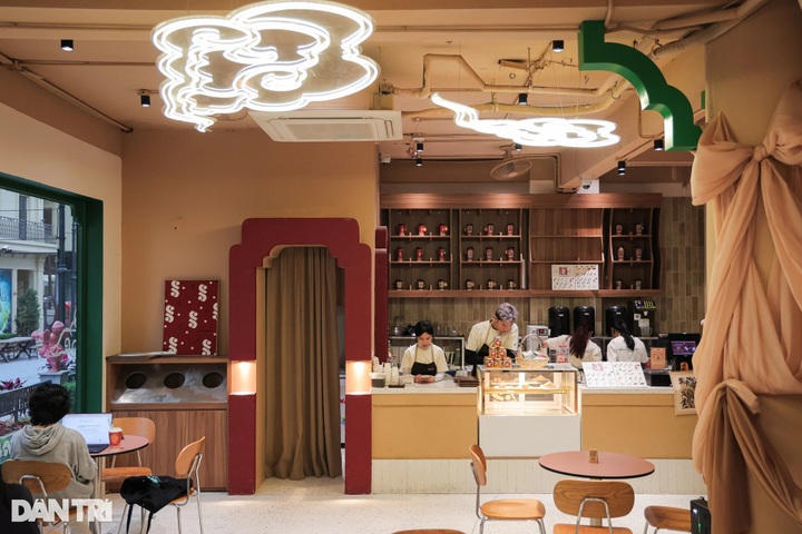 Hanoi café draws crowds with Dong Ho folk painting signage - 4 Hanoi café draws crowds with Dong Ho folk painting signage - 4