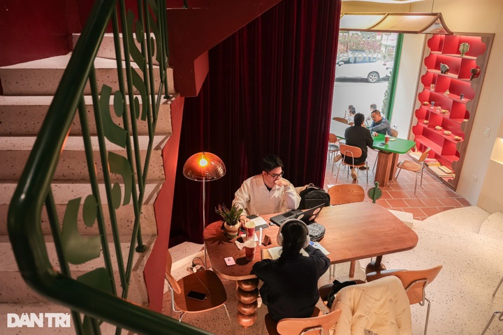 Hanoi café draws crowds with Dong Ho folk painting signage - 5 Hanoi café draws crowds with Dong Ho folk painting signage - 5