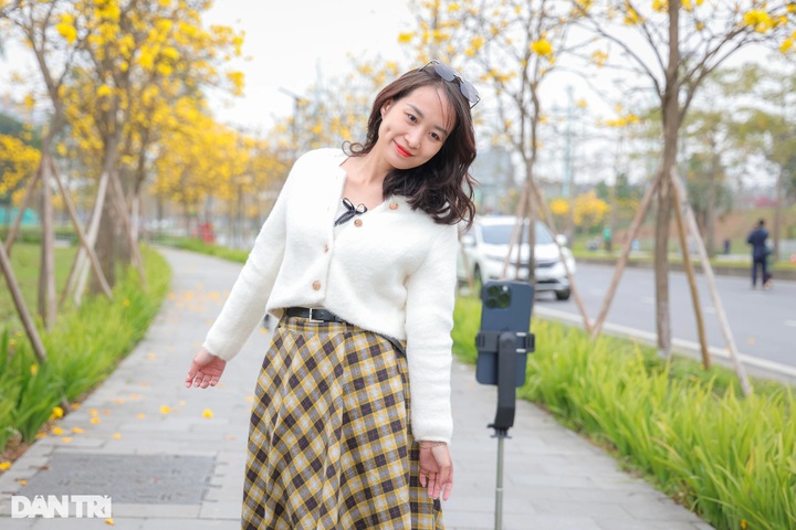 Hanoi trumpet flower road draws visitors - 2 Hanoi trumpet flower road draws visitors - 2