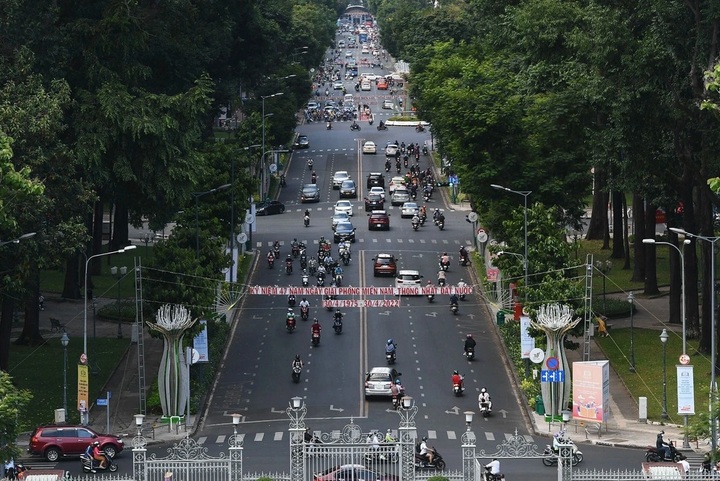 Vehicle restrictions on two central HCM City streets for over a month. - 1