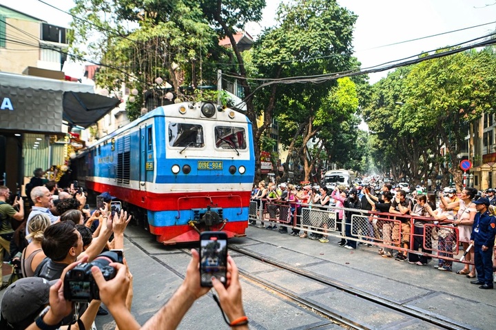 Hundreds of tourists removed from Hanoi’s train street - 3 Hundreds of tourists removed from Hanoi’s train street - 3