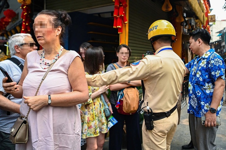Hundreds of tourists removed from Hanoi’s train street - 1 Hundreds of tourists removed from Hanoi’s train street - 1
