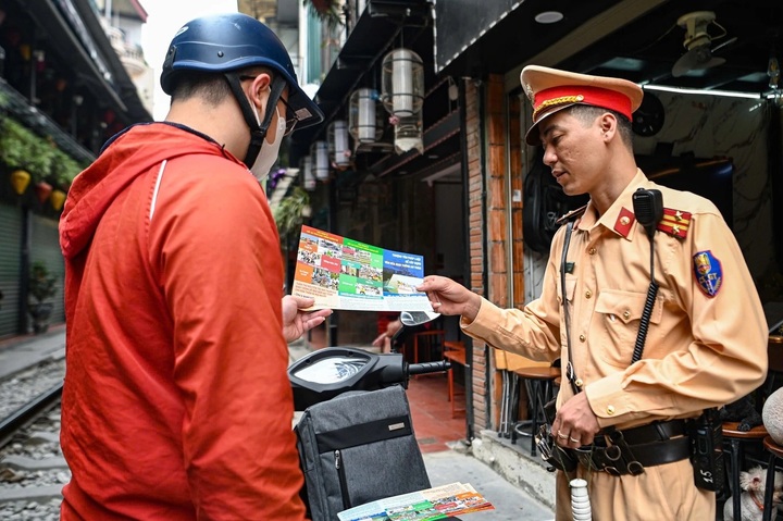 Hundreds of tourists removed from Hanoi’s train street - 2 Hundreds of tourists removed from Hanoi’s train street - 2