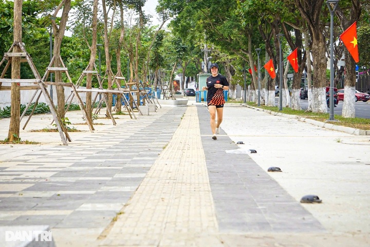 Danang opens riverside pavement with dedicated bike lane - 2 Danang opens riverside pavement with dedicated bike lane - 2