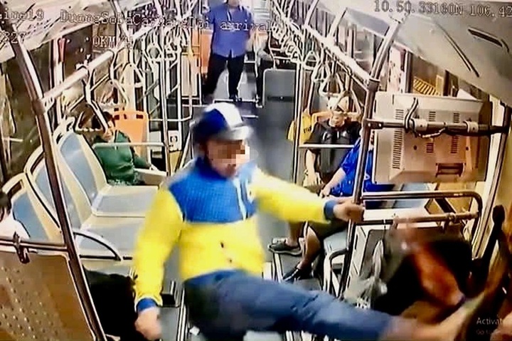 Man arrested for attacking HCM City bus driver - 1