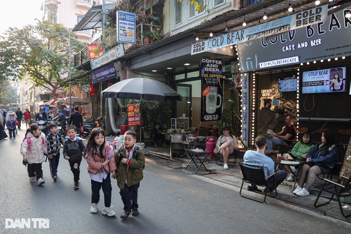 Hanoi café serves drinks through wall hole - 10 Hanoi café serves drinks through wall hole - 10