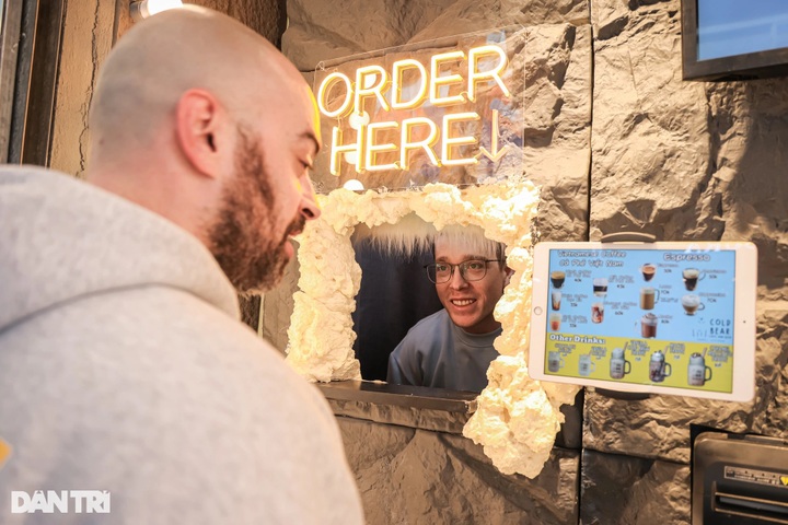 Hanoi café serves drinks through wall hole - 3 Hanoi café serves drinks through wall hole - 3