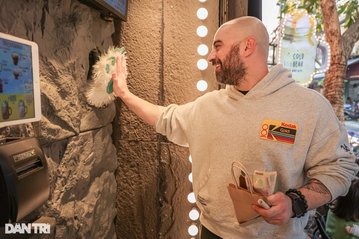 Hanoi café serves drinks through wall hole - 2 Hanoi café serves drinks through wall hole - 2