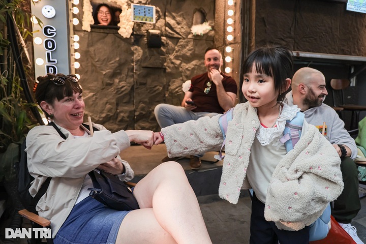 Hanoi café serves drinks through wall hole - 4 Hanoi café serves drinks through wall hole - 4