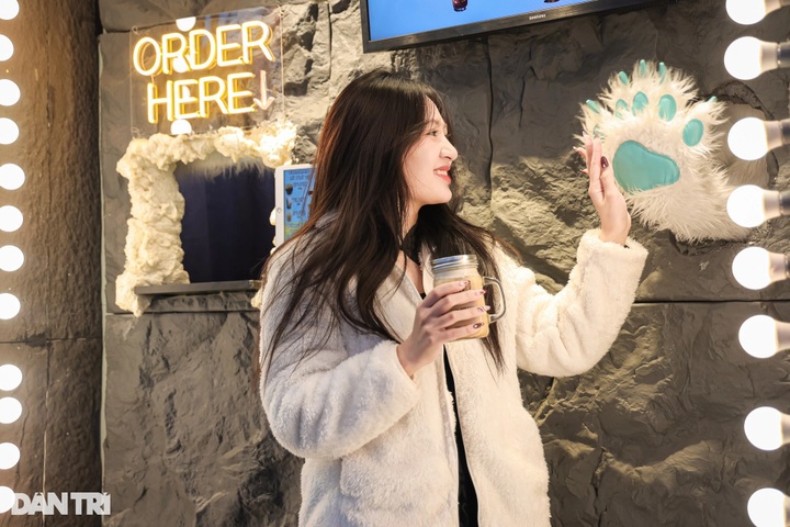 Hanoi café serves drinks through wall hole - 6 Hanoi café serves drinks through wall hole - 6