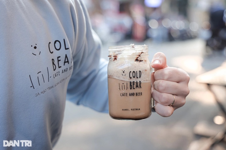 Hanoi café serves drinks through wall hole - 7 Hanoi café serves drinks through wall hole - 7