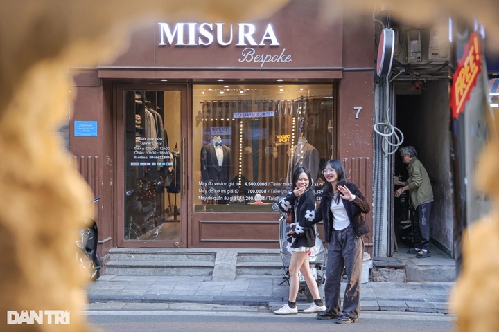 Hanoi café serves drinks through wall hole - 8 Hanoi café serves drinks through wall hole - 8