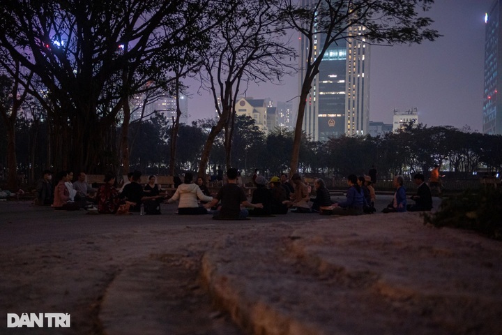 Hanoians exercise in the park despite renovations - 7