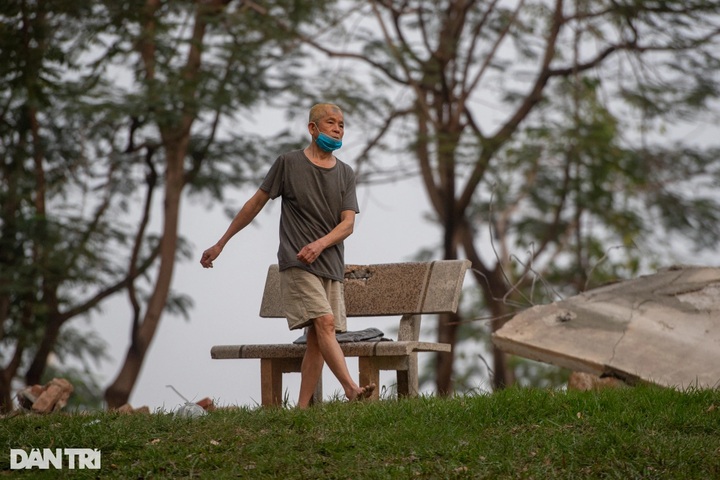 Hanoians exercise in the park despite renovations - 4