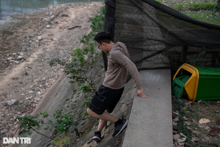 Hanoians exercise in the park despite renovations - 6