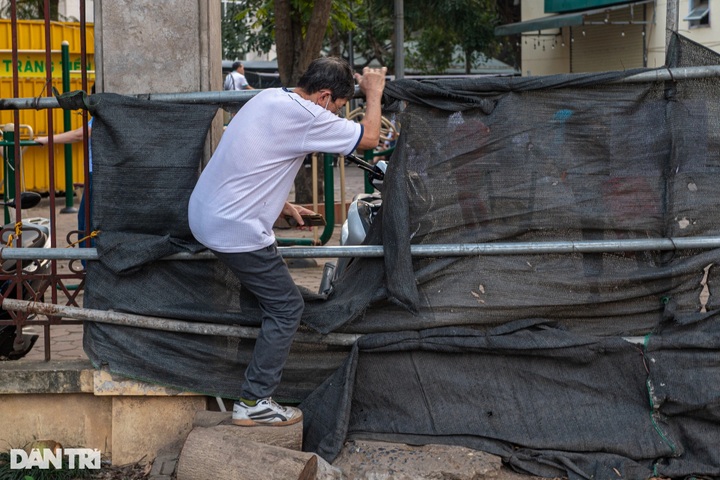 Hanoians exercise in the park despite renovations - 3