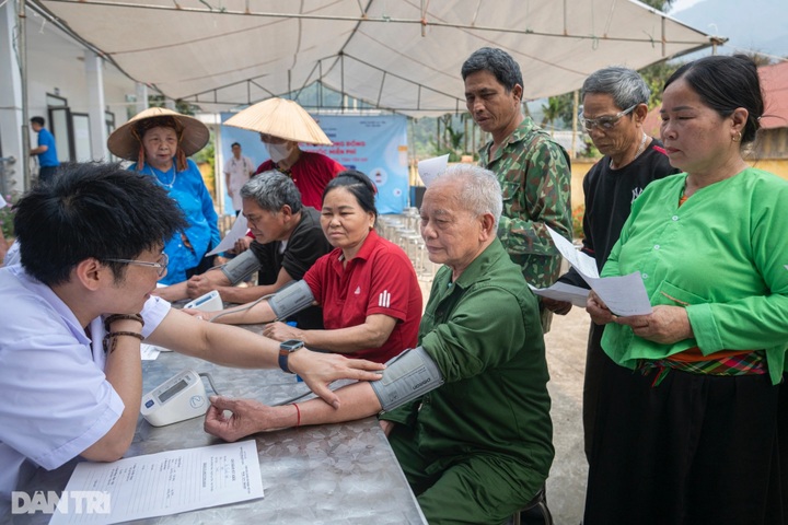 Underprivileged residents in Yen Bai receive free healthcare - 1