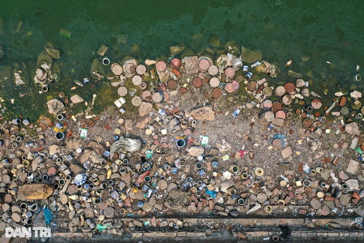 Worship items and waste pollute Hanoi lake - 2 Worship items and waste pollute Hanoi lake - 2