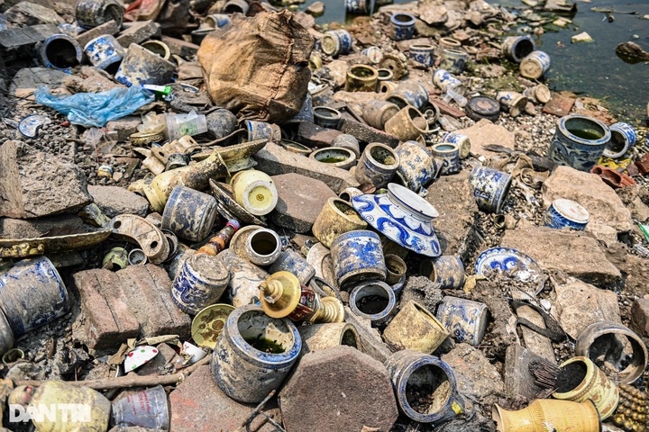 Worship items and waste pollute Hanoi lake - 3 Worship items and waste pollute Hanoi lake - 3