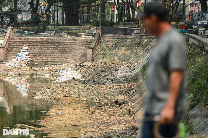 Worship items and waste pollute Hanoi lake - 6 Worship items and waste pollute Hanoi lake - 6