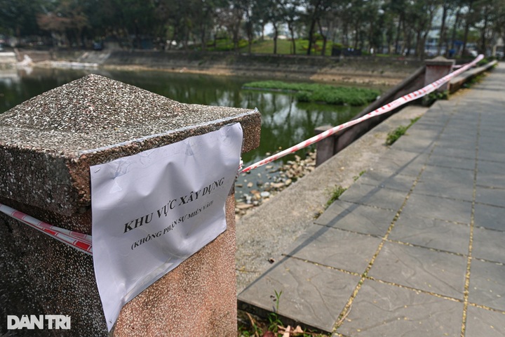 Worship items and waste pollute Hanoi lake - 7 Worship items and waste pollute Hanoi lake - 7