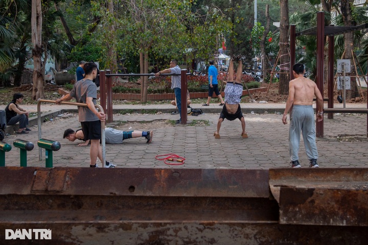Worship items and waste pollute Hanoi lake - 8 Worship items and waste pollute Hanoi lake - 8
