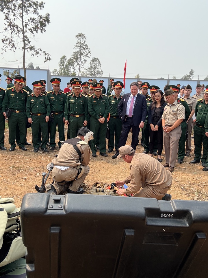 US hands over landmine clearance training facility to Vietnam - 1