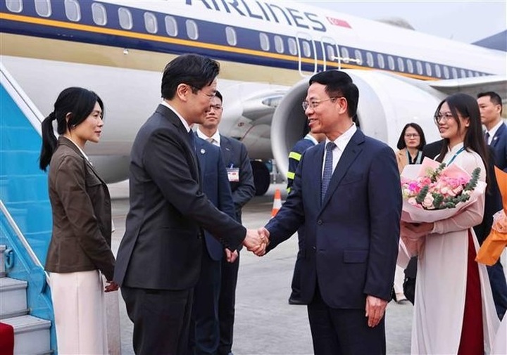 Singaporean PM arrives in Hanoi, beginning official visit to Vietnam - 2