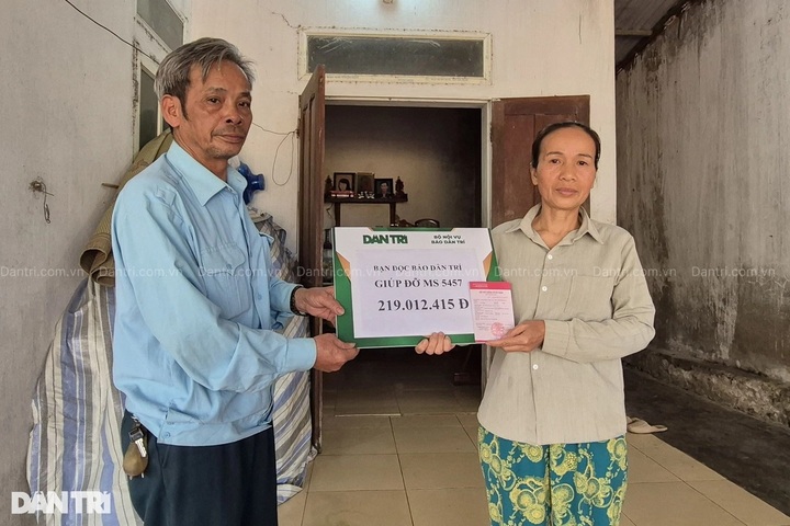 Dantri transfers nearly VND220 million to poor Thanh Hoa family - 1