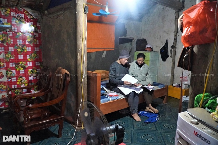 Impoverished Ha Tinh family receives new home - 3