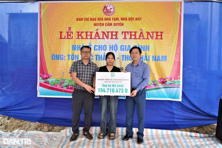 Impoverished Ha Tinh family receives new home - 4