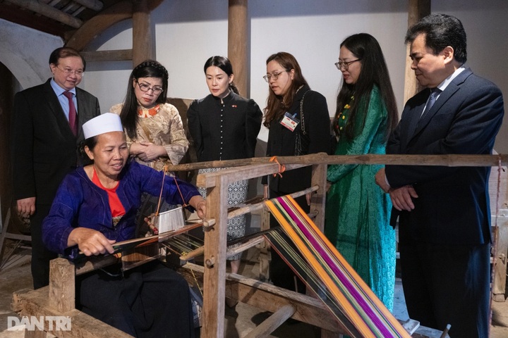 Singaporean PM's wife visits Vietnam Museum of Ethnology - 9 Singaporean PM's wife visits Vietnam Museum of Ethnology - 9