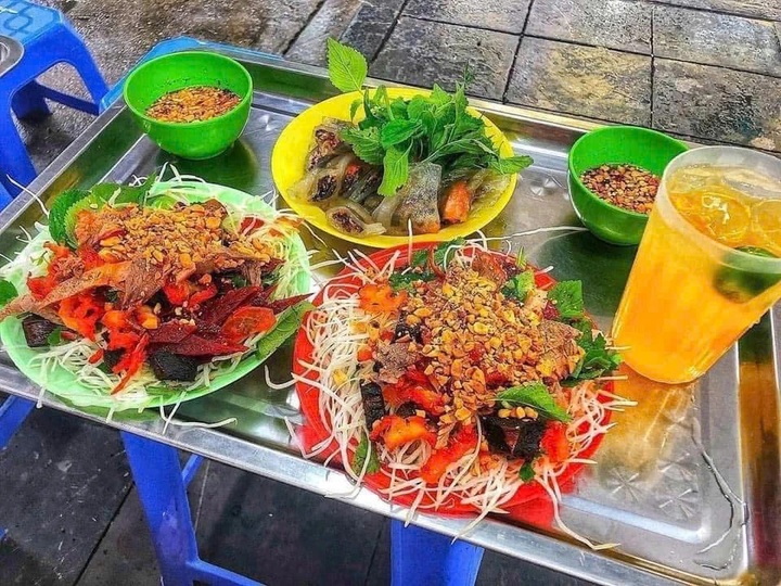 Crowd-pulling eateries around Hoan Kiem Lake - 3