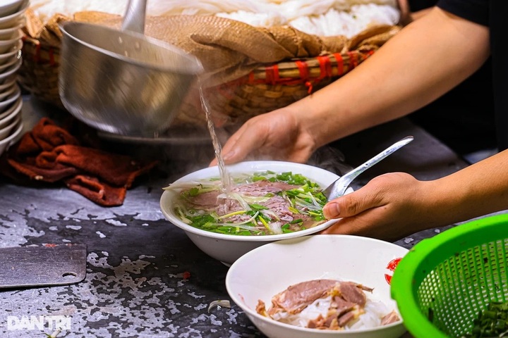 Crowd-pulling eateries around Hoan Kiem Lake - 1