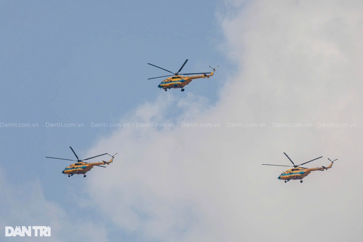 Fighter jets, helicopters rehearse in HCM City ahead of parade - 9 Fighter jets, helicopters rehearse in HCM City ahead of parade - 9