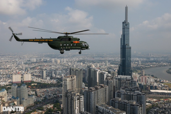 Fighter jets, helicopters rehearse in HCM City ahead of parade - 11 Fighter jets, helicopters rehearse in HCM City ahead of parade - 11