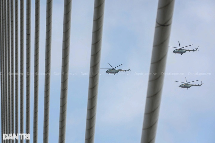 Fighter jets, helicopters rehearse in HCM City ahead of parade - 5 Fighter jets, helicopters rehearse in HCM City ahead of parade - 5