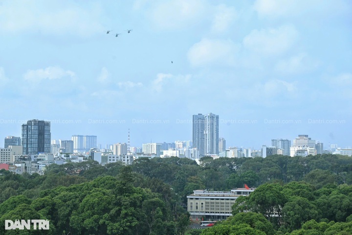 Fighter jets, helicopters rehearse in HCM City ahead of parade - 8 Fighter jets, helicopters rehearse in HCM City ahead of parade - 8