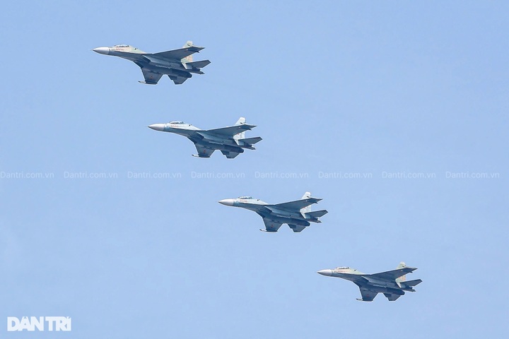 Fighter jets, helicopters rehearse in HCM City ahead of parade - 6 Fighter jets, helicopters rehearse in HCM City ahead of parade - 6