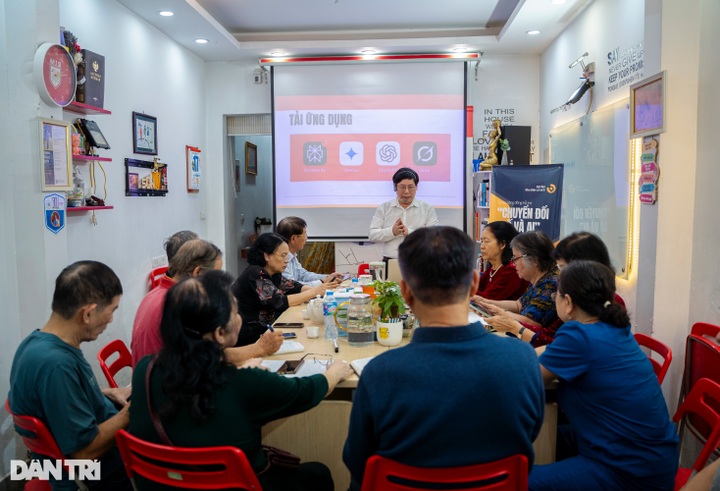 Special AI classes for the elderly in Hanoi - 3