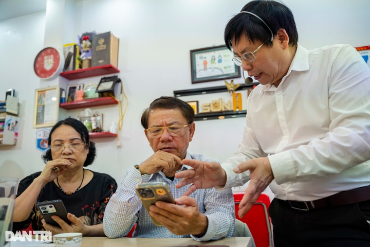 Special AI classes for the elderly in Hanoi - 1