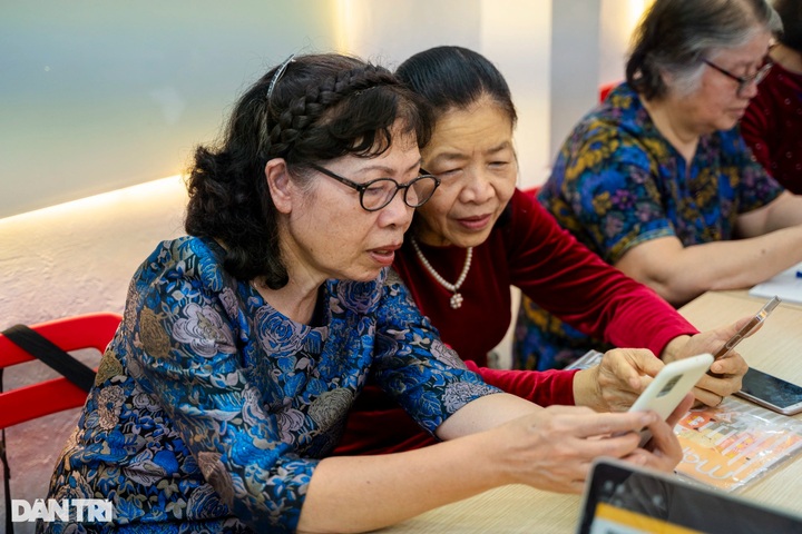 Special AI classes for the elderly in Hanoi - 4