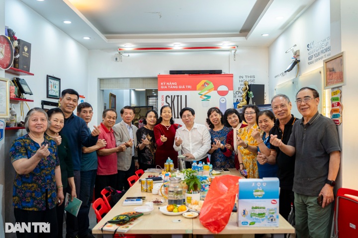 Special AI classes for the elderly in Hanoi - 2