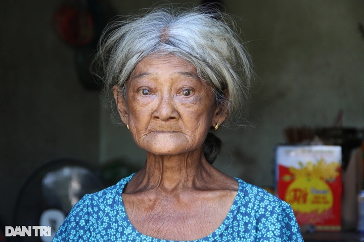 Impoverished elderly Phu Yen couple in urgent need of assistance - 1