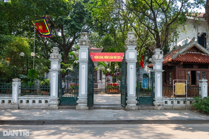 Visiting Hanoi’s oldest statue by Hoan Kiem Lake - 1