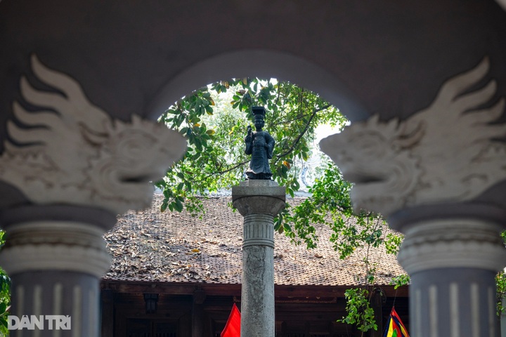 Visiting Hanoi’s oldest statue by Hoan Kiem Lake - 3